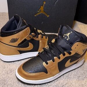 Air Jordan 1 MID SE (GS) Black and Metallic Gold High-Top Sneakers